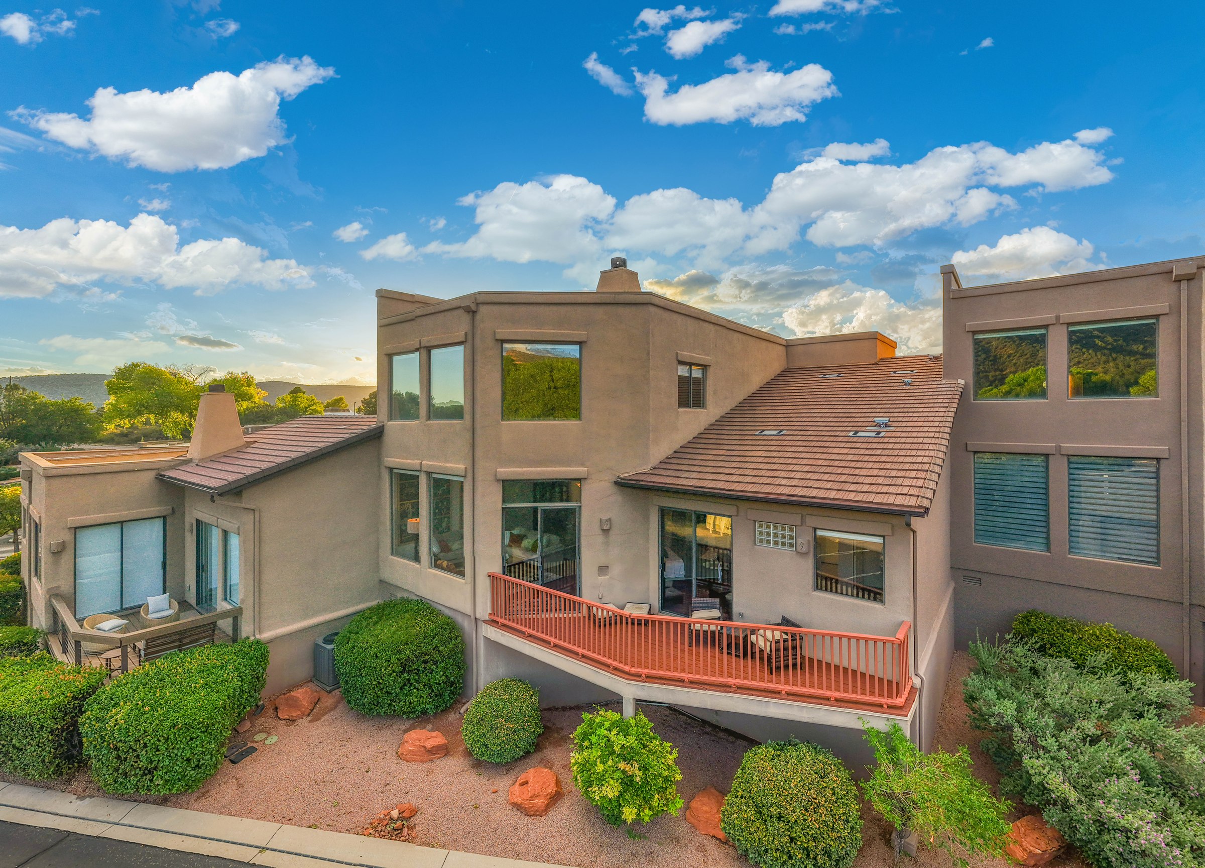 The exterior and terrace of Les Clés Sedona at 47 Mesa Grande Drive
