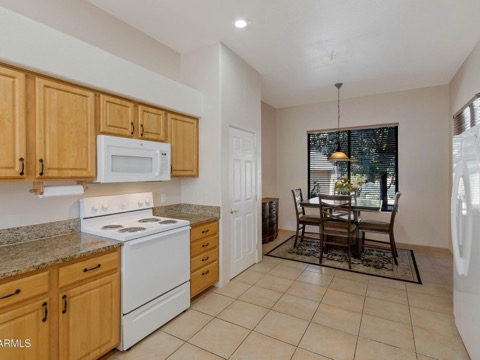 Kitchen and breakfast area